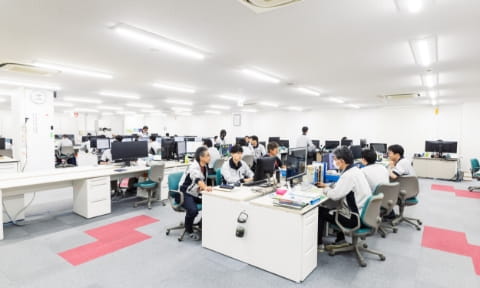 技術フロアで働く社員の様子