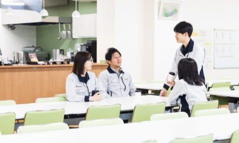 カフェテリアで会話する社員の様子