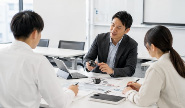 階層別研修で意見交換する様子